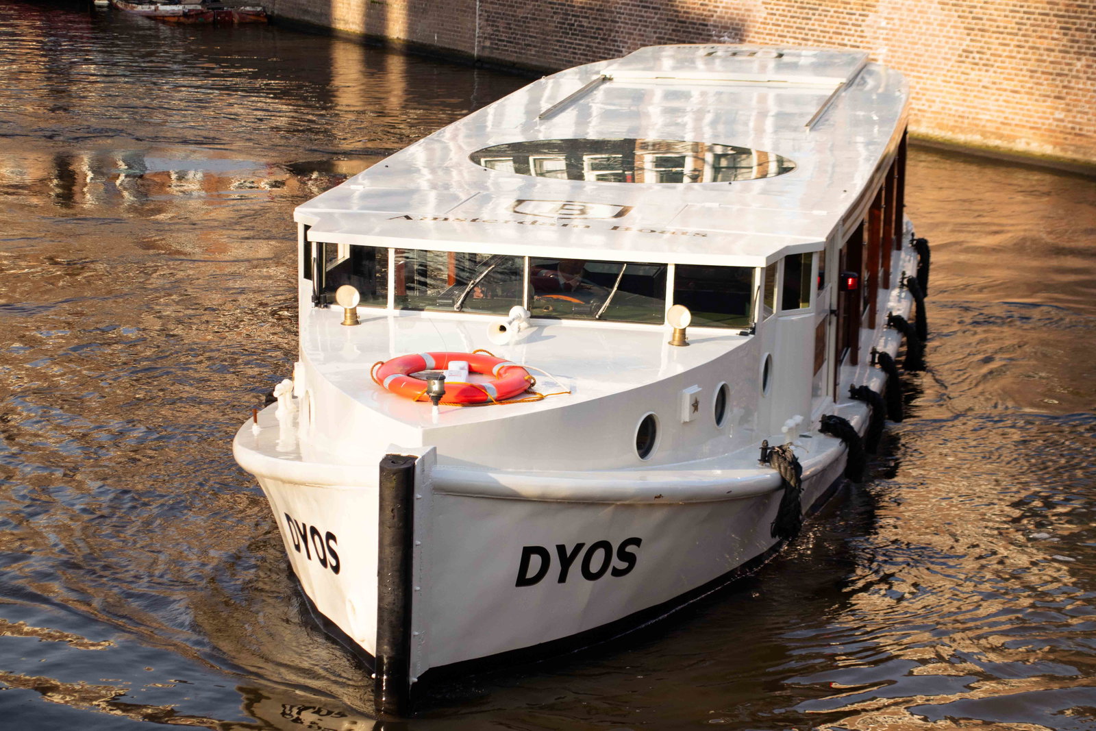 What are the differences between boat types for large groups in Amsterdam?