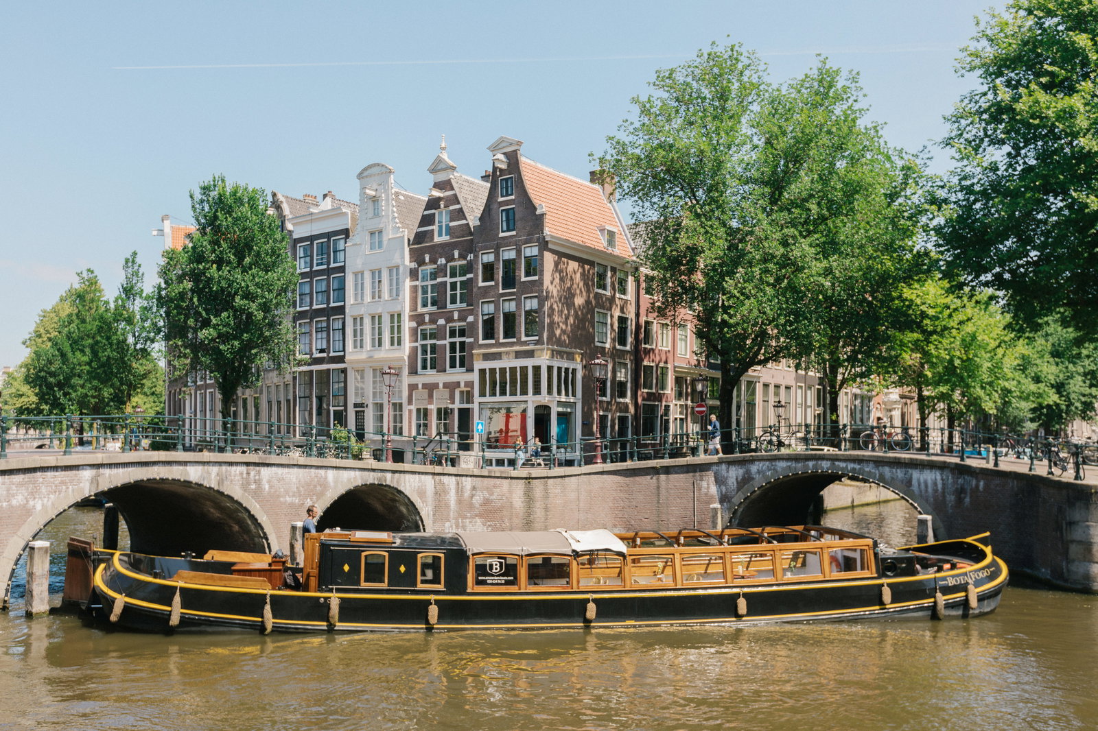BBQ on a boat in Amsterdam: live grilling on the canals