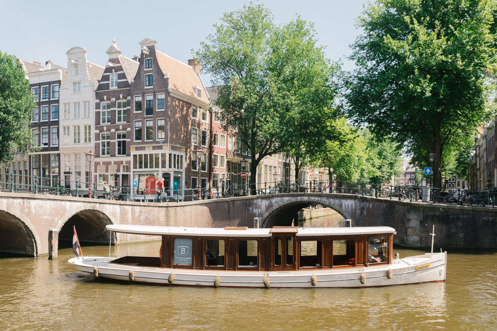Canal cruise with drinks and bites in Amsterdam