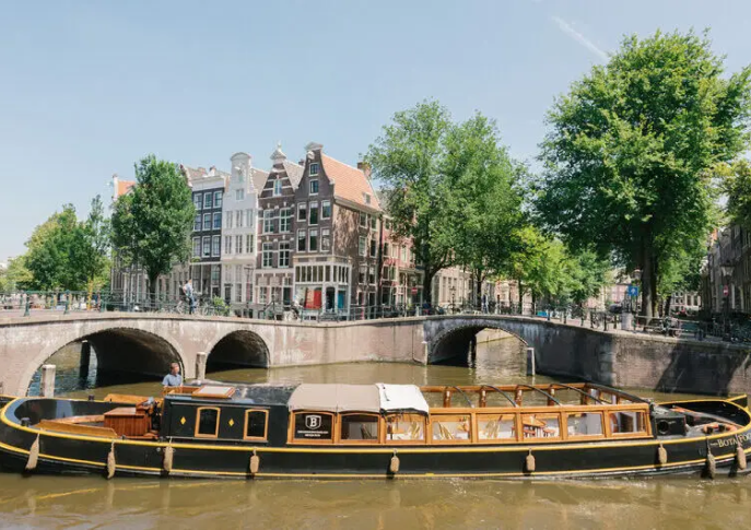Romantic dinner on a boat in Amsterdam, also for two