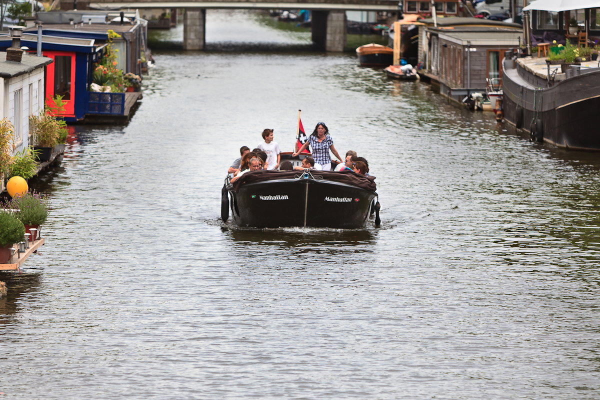 What should you pay attention to when renting a boat in Amsterdam?