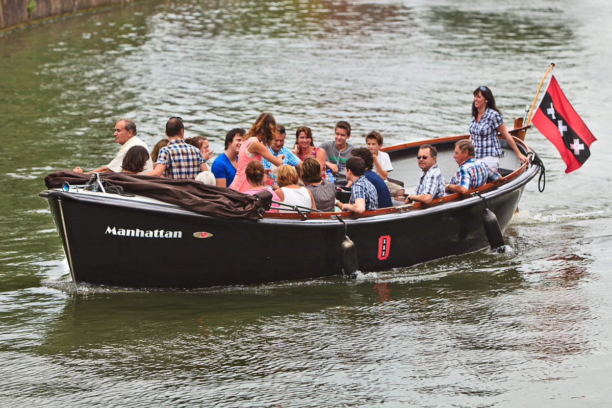 What packages are available for a salon boat in Amsterdam?