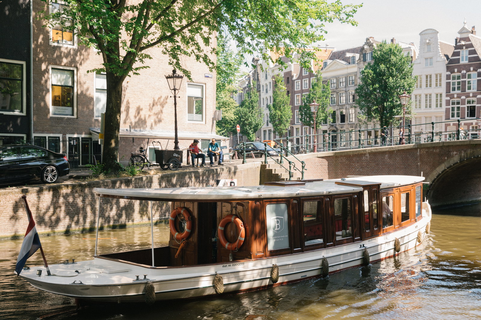 High wine on a boat: wine tasting on the Amsterdam canals