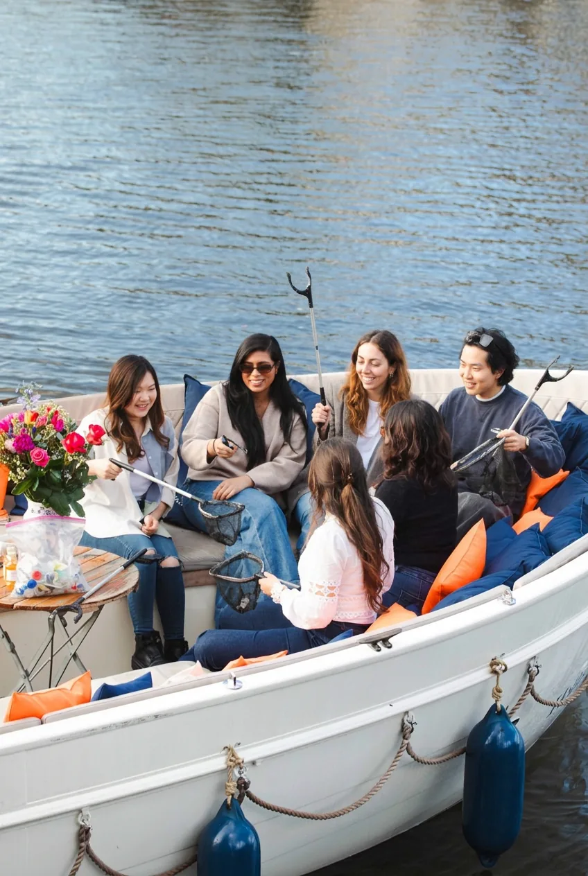 Plastic fishing in the canals: a sustainable team outing