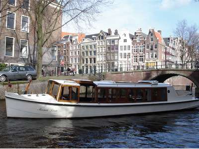 houseboats monalisa group of A Mona 25 Amsterdam persons Rent Lisa via Canal Boat Rent boat